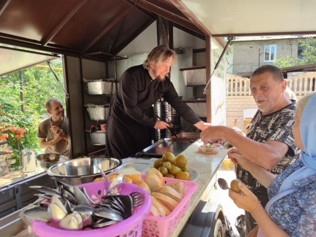 Казанская епархия организовала в Лисичанске раздачу горячих обедов нуждающимся. Информационная сводка о помощи беженцам (за 7 июля — 3 августа 2025 года)