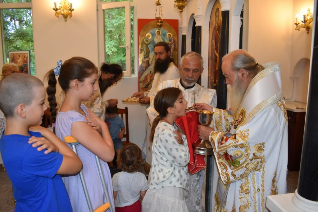 Архиерейска св. Литургия и храмов празник в параклиса „Преображение Господне“ в местността Крушунски водопади
