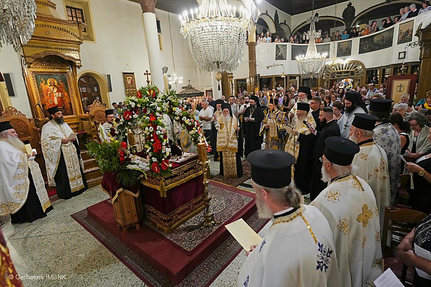 Εγκώμια και λιτανεία του Επιταφίου της Παναγίας στη Νάουσα