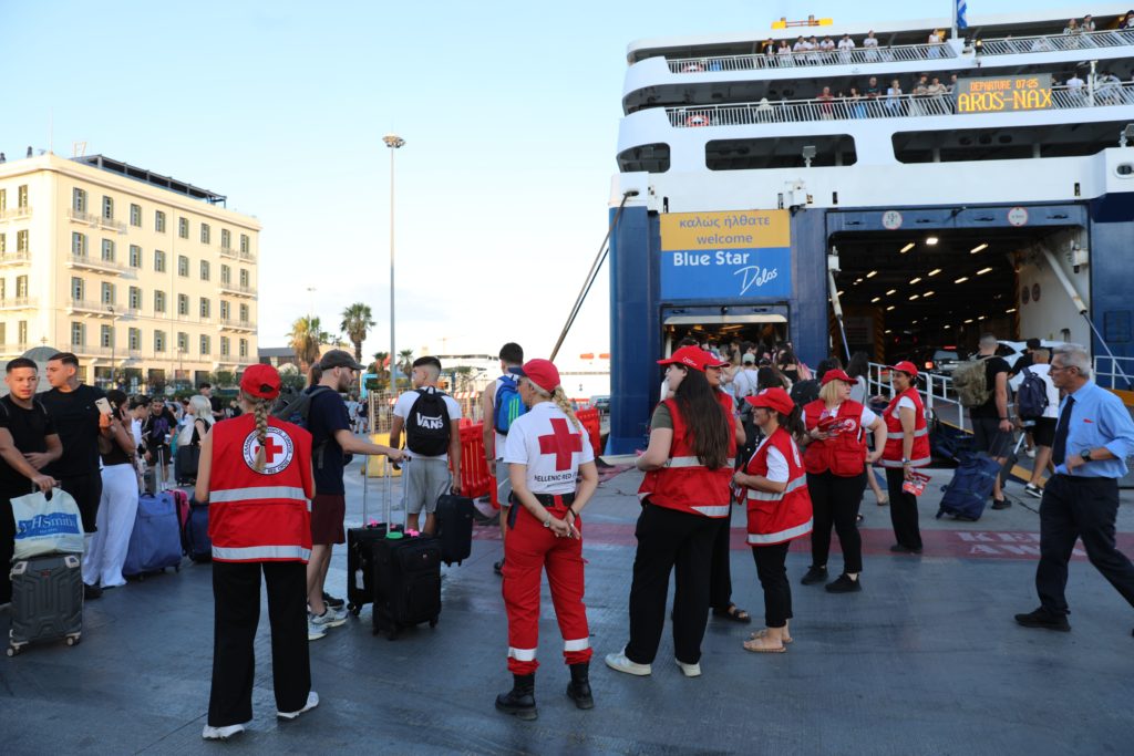 Ο Ελληνικός Ερυθρός Σταυρός πραγματοποίησε ενημέρωση των εκδρομέων για την ασφαλή κολύμβηση και την προστασία από τον καύσωνα στο λιμάνι του Πειραιά