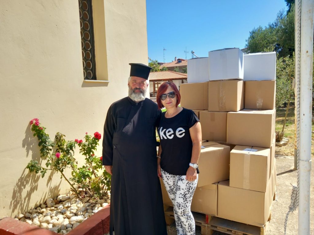 Διανομή δεμάτων – τροφίμων από την Μητρόπολη Μαρωνείας