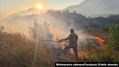 Δέηση για βροχή και για κατάσβεση της πυρκαγιάς στη Μονή Τσέτινιε