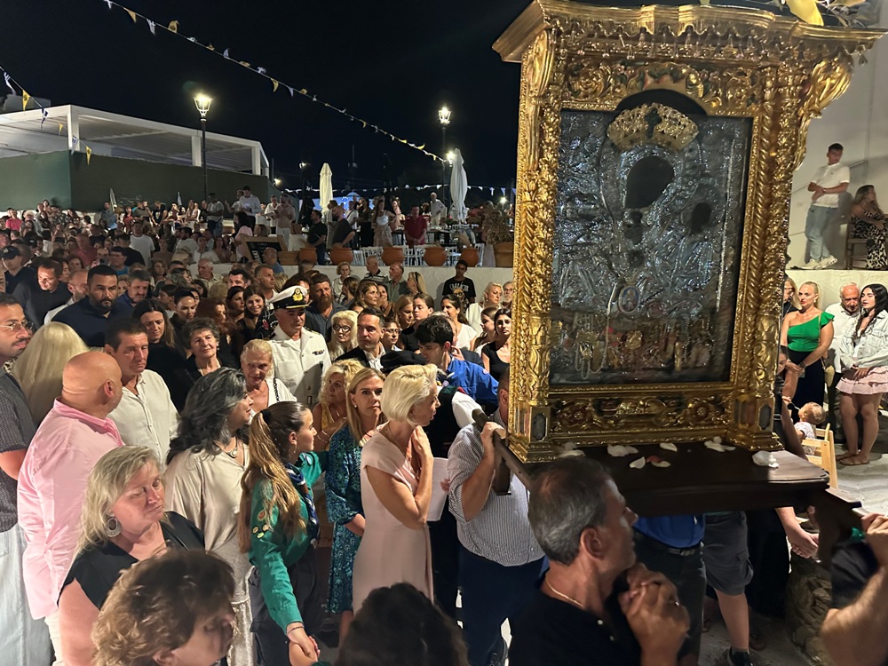 Πανδήμως οι Μυκόνιοι τιμούν την Έφορο και Προστάτιδά τους Παναγία Τουρλιανή
