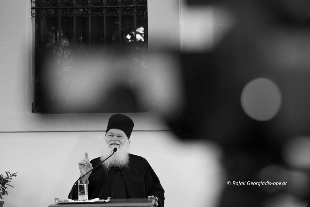 Ο Γέροντας Εφραίμ για τη σημασία της Παναγίας στη ζωή του Χριστιανού (ΒΙΝΤΕΟ)