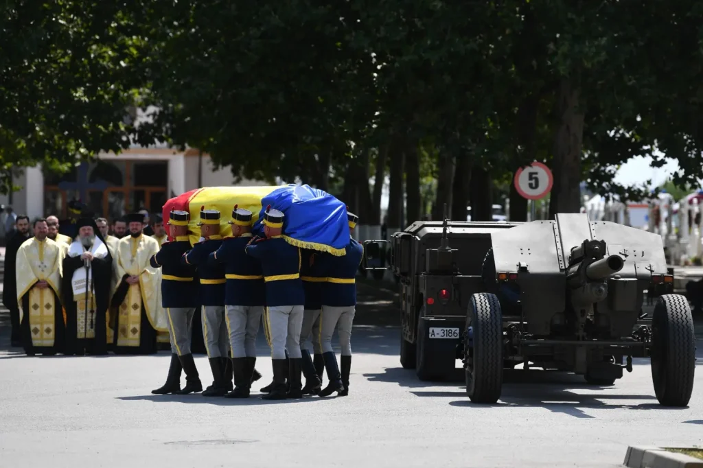 Fostul președinte Ion Iliescu a fost condus pe ultimul drum cu onoruri militare