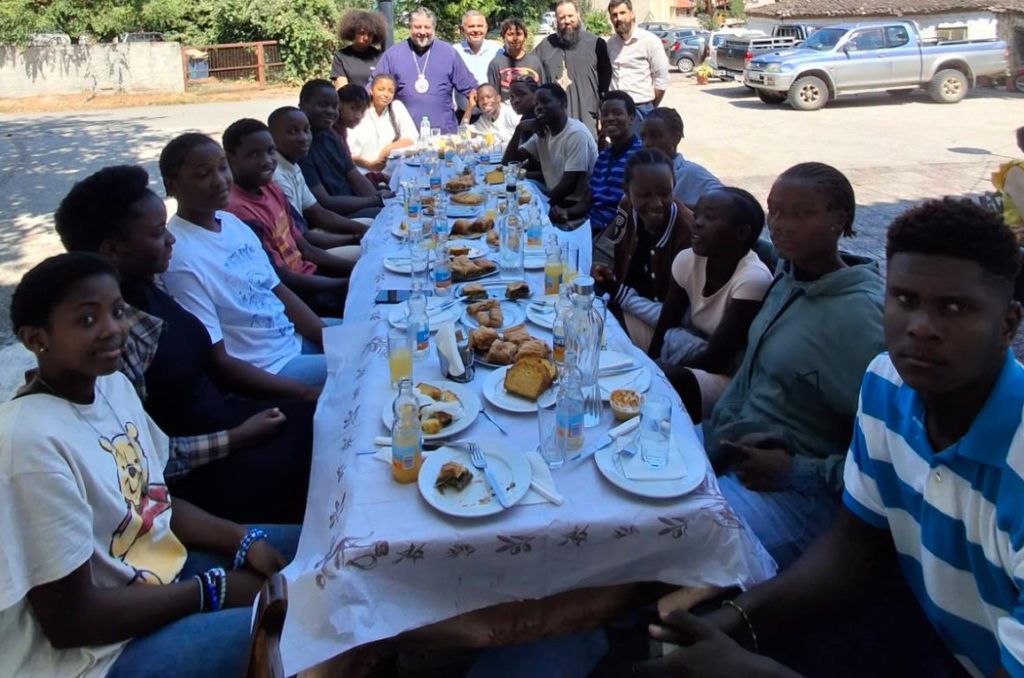 Ο Μητροπολίτης Ζάμπιας κοντά στα παιδιά της Αφρικής που φοιτούν στην Φθιώτιδα