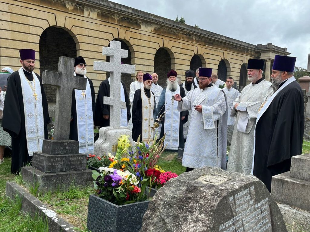 В 22-ю годовщину со дня кончины митрополита Антония (Блума) на Бромптонском кладбище Лондона была совершена панихида
