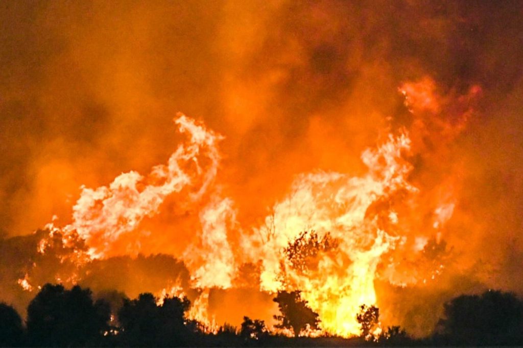 “Υπεραγία Θεοτόκε σωσον ημάς”: Με αίτημα να σβήσουν οι πυρκαγιές που πλήττουν τη χώρα η τελευταία Παράκληση για τον Δεκαπενταύγουστο