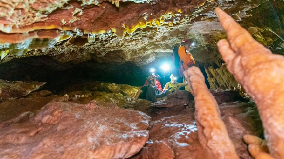 Εκπομπή Άκου Φίλε – Περιήγηση στα σπήλαια των Αθηνών