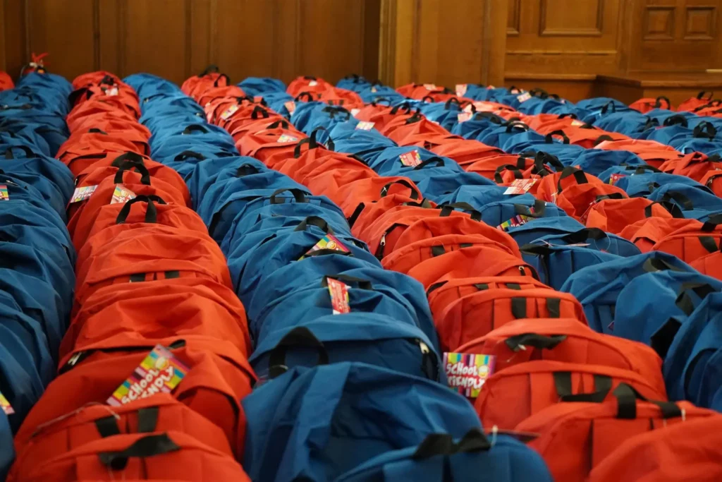 Peste 500 de copii din județele Botoșani, Iași și Neamț, vor primi ghiozdane complet echipate pentru școală