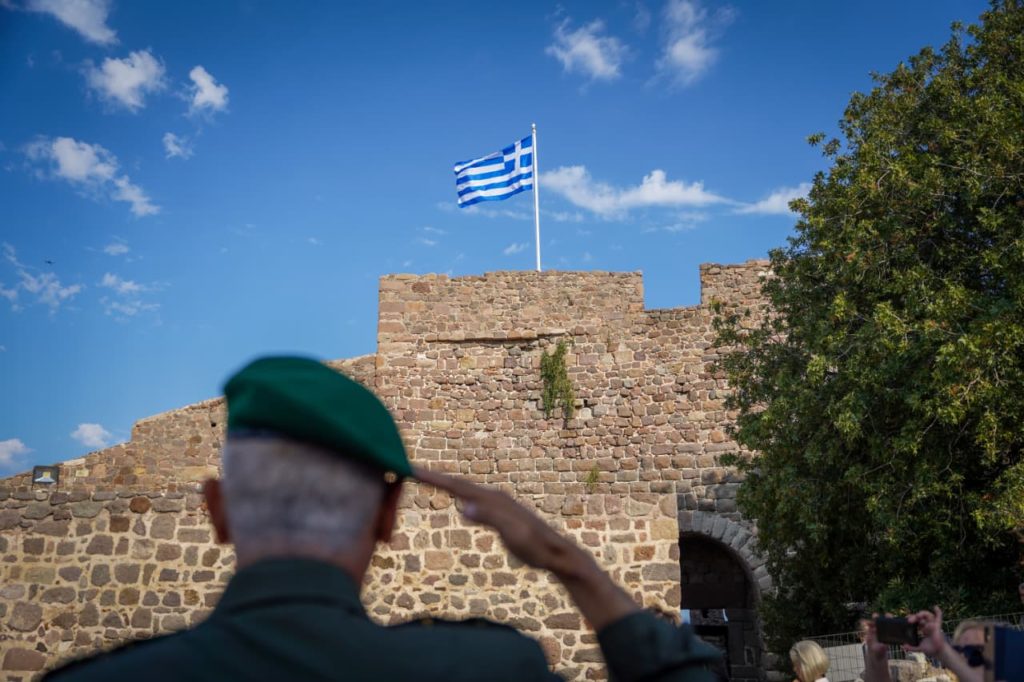 Η γαλανόλευκη υψώθηκε στο κάστρο της Μήθυμνας