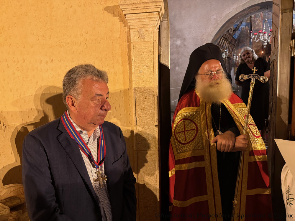 Ο Ιεραπύτνης Κύριλλος απένειμε τον «Χρυσούν Σταυρόν» της Μητροπόλεως στον Περιφερειάρχη Κρήτης, Σταύρο Αρναουτάκη