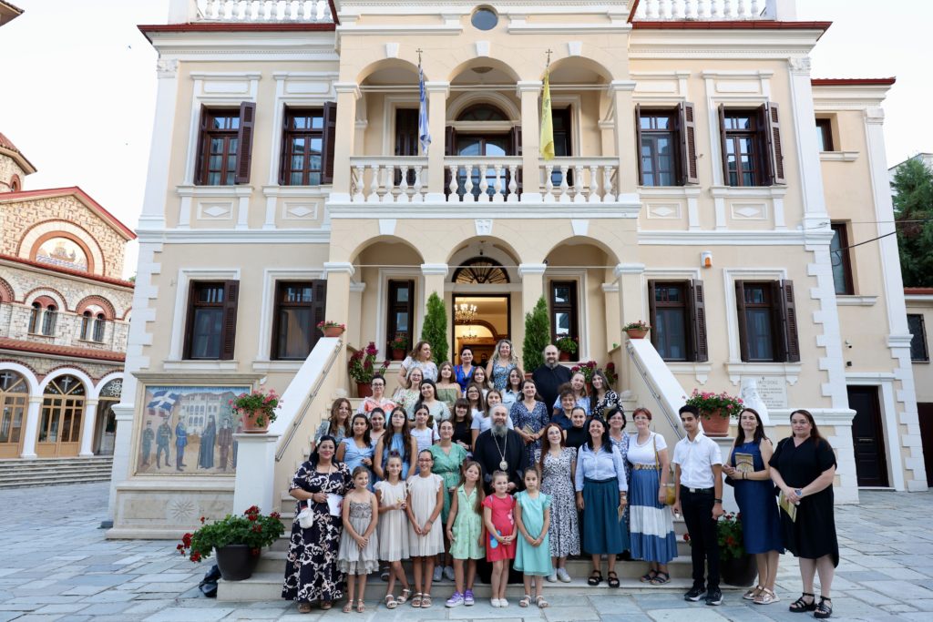 Μικροί και μεγάλοι εύχονται στον Μητροπολίτη Φλωρίνης Ειρηναίο για την ονομαστική του εορτή (ΦΩΤΟ)