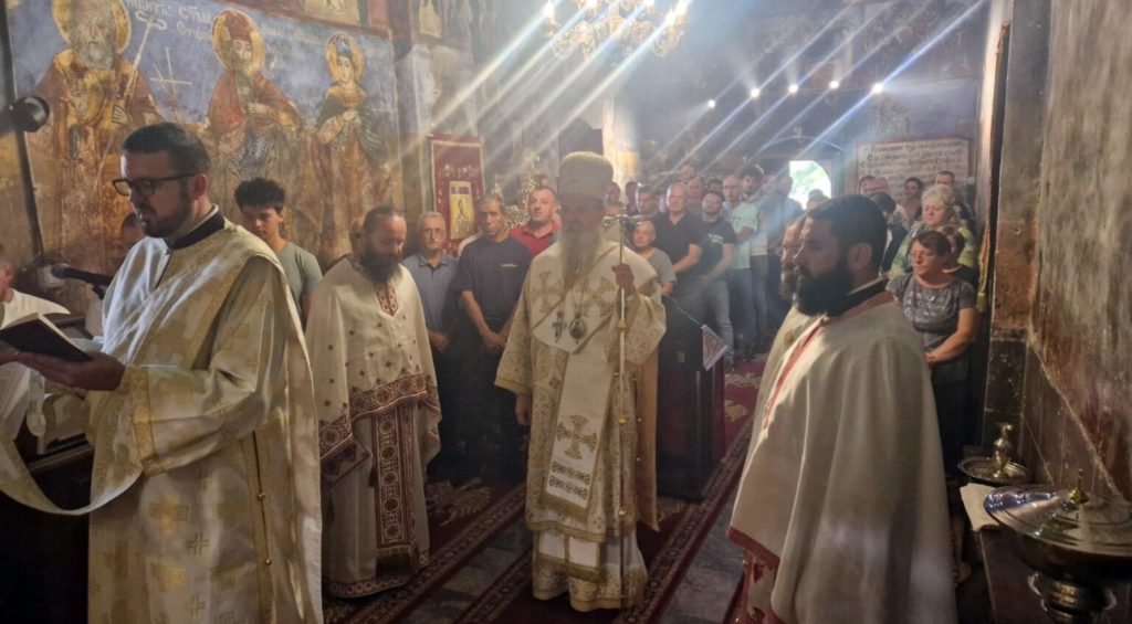 Митрополит Теодосије у Великој Хочи: Ко са вером приступа бива окрепљен