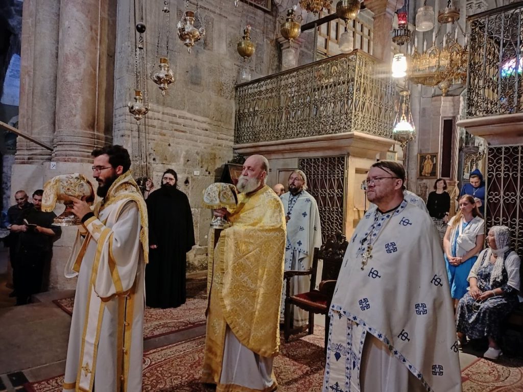 Духовенство Русской духовной миссии приняло участие в воскресной Литургии на Гробе Господнем