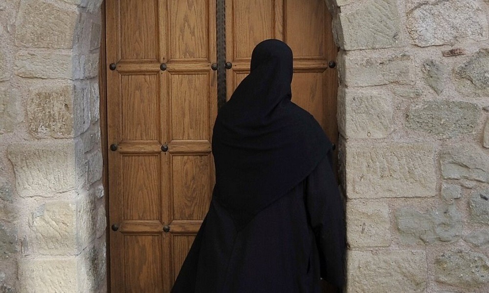 Κίσσαμος: Συνελήφθη επιτήδεια που υποδυόταν την καλόγρια