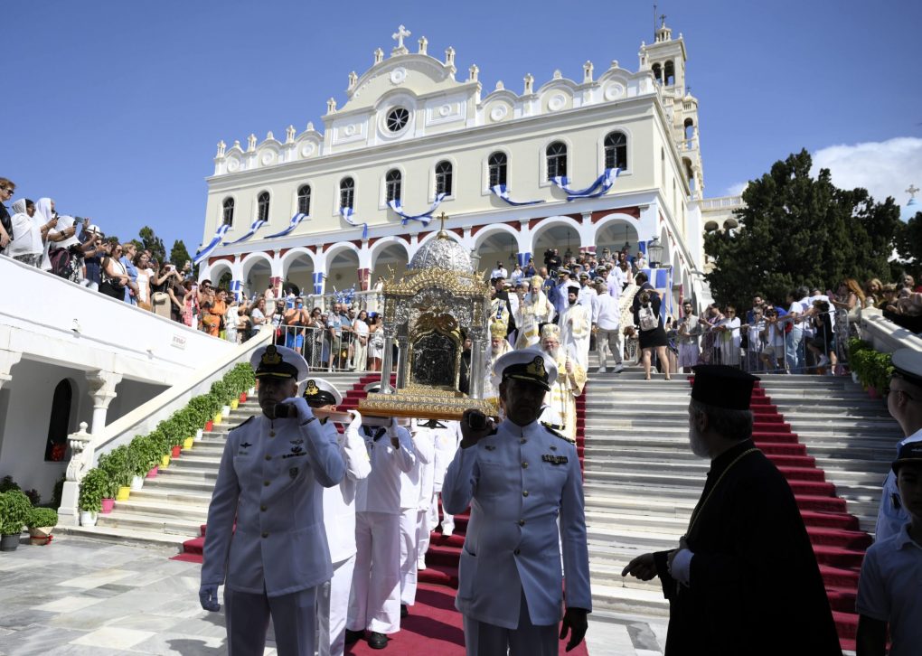 Χιλιάδες πιστοί στη λιτάνευση της Μεγαλόχαρης στην Τήνο (ΒΙΝΤΕΟ)