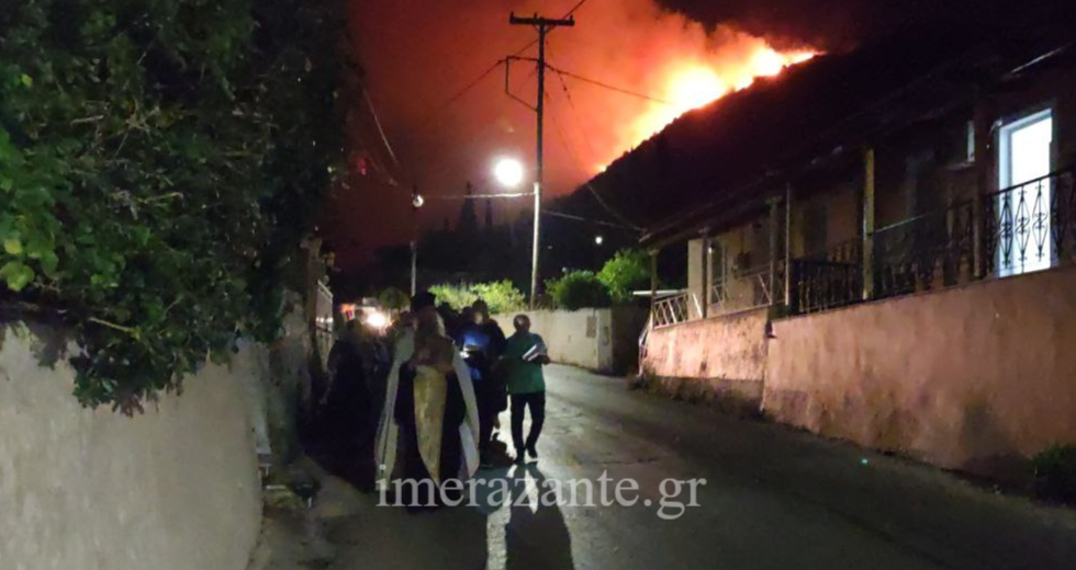Ζάκυνθος: Λιτανεία στη Λιθακιά για να σταματήσει η πυρκαγιά (ΒΙΝΤΕΟ)