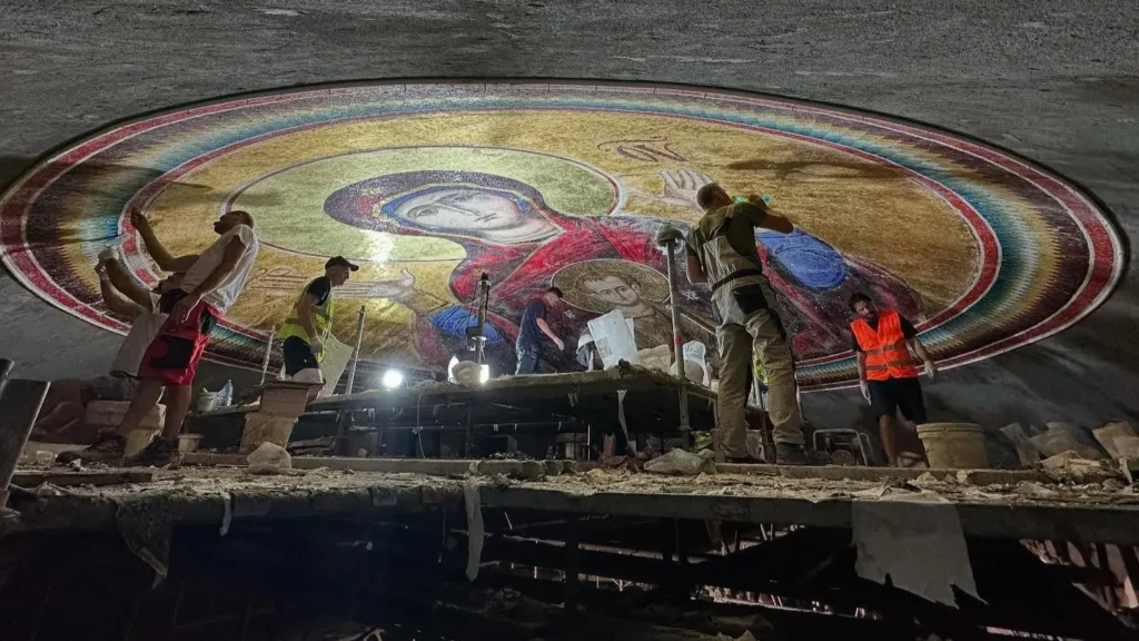 Icoana în mozaic a Maicii Domnului Oranta a fost amplasată în pronaosul Catedralei Naționale