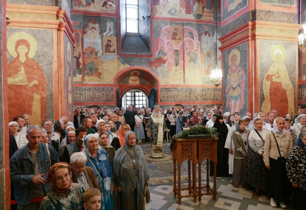 В праздник Смоленской иконы Божией Матери председатель Синодального отдела по монастырям и монашеству совершил Литургию в Новодевичьем ставропигиальном монастыре