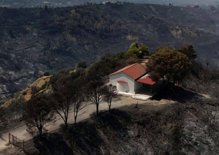 Φωτιά στην Αχαΐα: Ναός έμεινε άθικτος από την πύρινη λαίλαπα