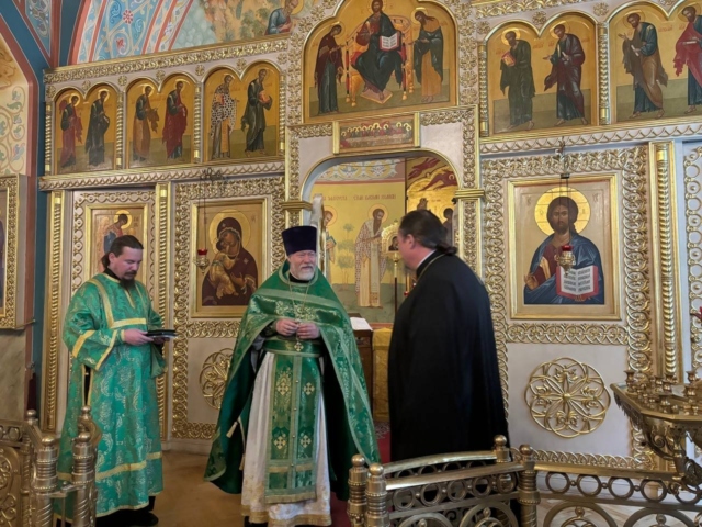 Протоиерей Михаил Потокин вручил награды Синодального отдела по благотворительности представителям Сочинской епархии