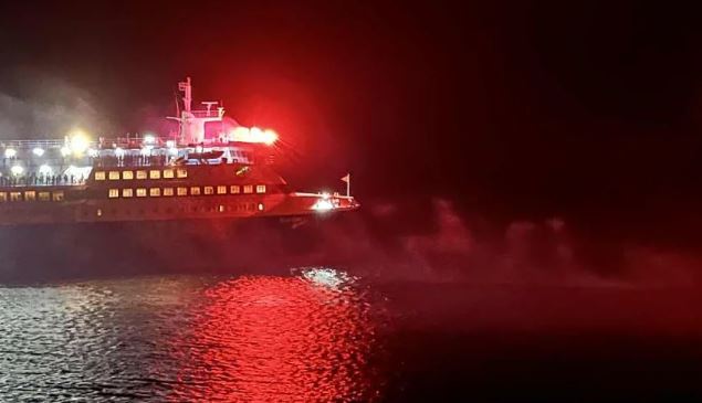 Τήνος: Πλοίο αποδίδει τιμές στο νησί της Μεγαλόχαρης (ΒΙΝΤΕΟ)