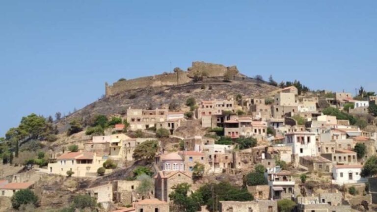 Χίος: Φθορές από τη φωτιά στον βυζαντινό ναό του Αγίου Γεωργίου στην Πραστειά και στο Κάστρο της Βολισσού