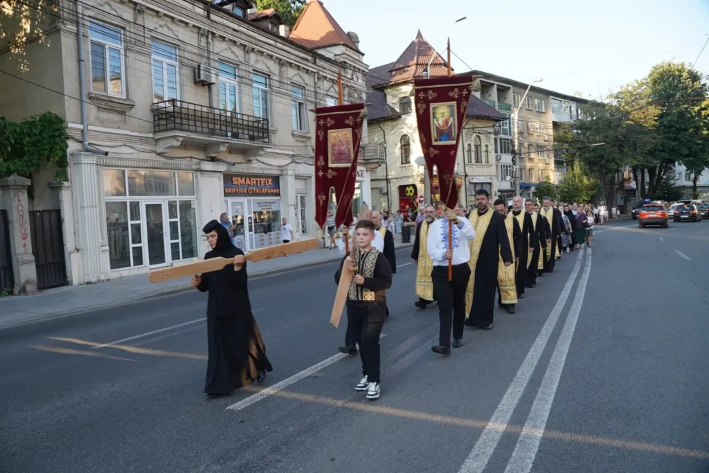 A început procesiunea cu Icoana Maicii Domnului de la Mănăstirea Adam, în Arhiepiscopia Dunării de Jos