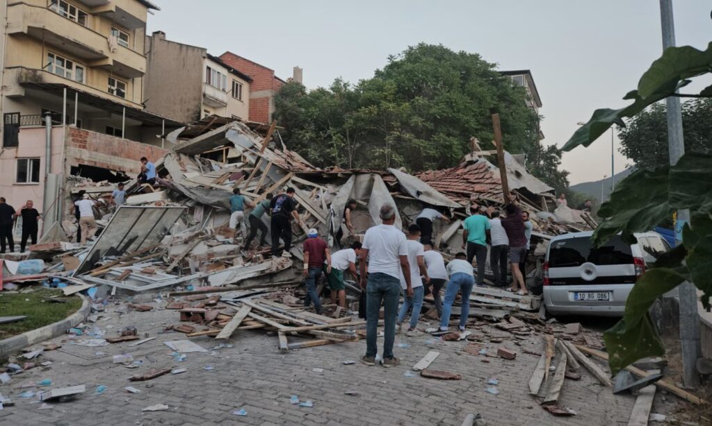 Ένας νεκρός και 29 τραυματίες από τον ισχυρό σεισμό στην Τουρκία