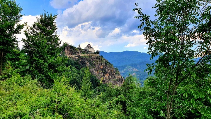 Δράμα: Στην «αγκαλιά» ενός βράχου η Μονή Μεταμορφώσεως στην προσφυγική Πρασινάδα