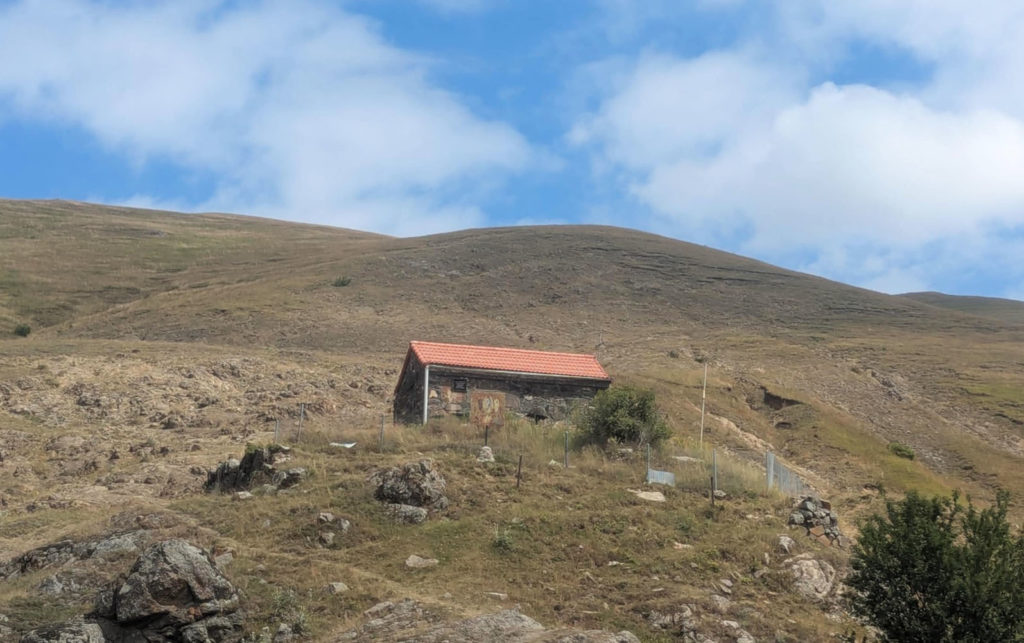 ეპისკოპოსმა გრიგოლმა (კაცია) შუასაუკუნეების ტაძრის განახლებული ტრაპეზი აკურთხა