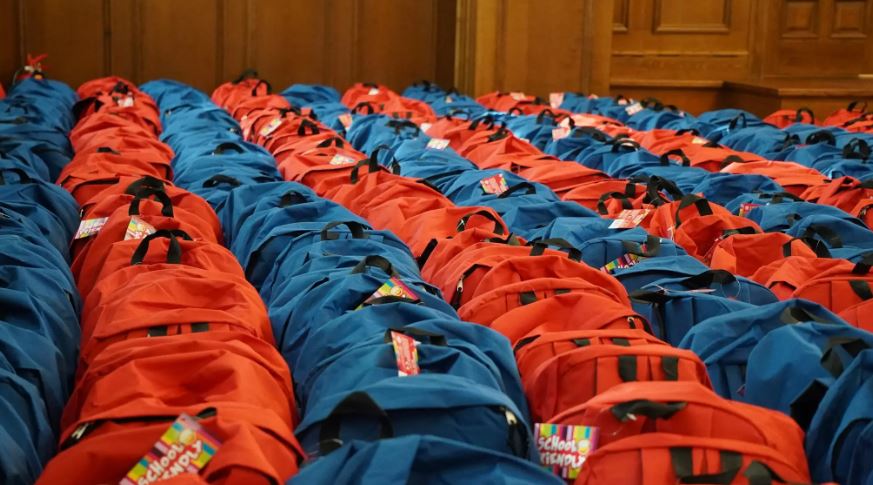 Πάνω από 500 πλήρως εξοπλισμένες σχολικές τσάντες σε παιδιά από Μποτοσάνι, Ιάσιο και Νεάμτς 