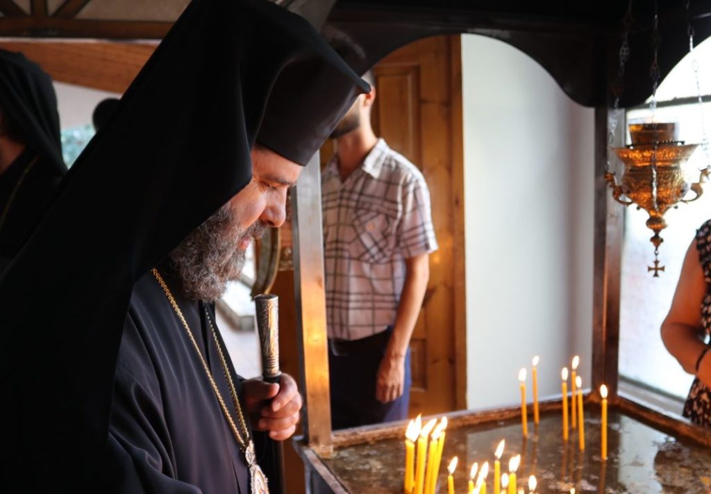 VLORA NDERON HIRËSINË E TIJ, EPISKOPIN E APOLLONISË, HIRËSI KOZMA QIRJON NË 25-VJETORIN E JETËNDËRRIMIT TË TIJ