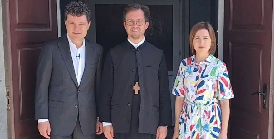Presidents of Romania, Republic of Moldova visit Orthodox parish near Chișinău