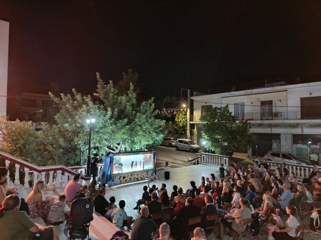 Χαμόγελα στην παράσταση του θεάτρου σκιών στον Άγ. Γεώργιο Καματερού