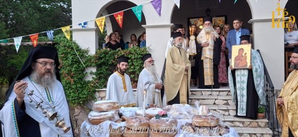 Μητροπολίτης Άρτης: “Η Παναγία σκεπάζει στοργικά τους πονεμένους”