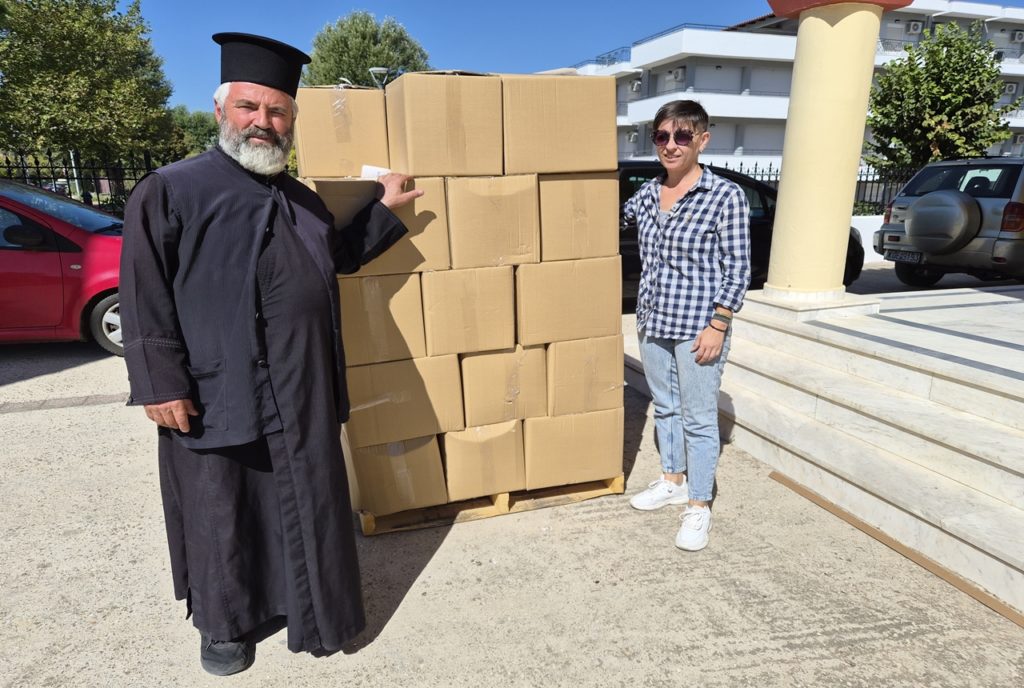 Διανομή δεμάτων – τροφίμων από την Ιερά Μητρόπολη Μαρωνείας