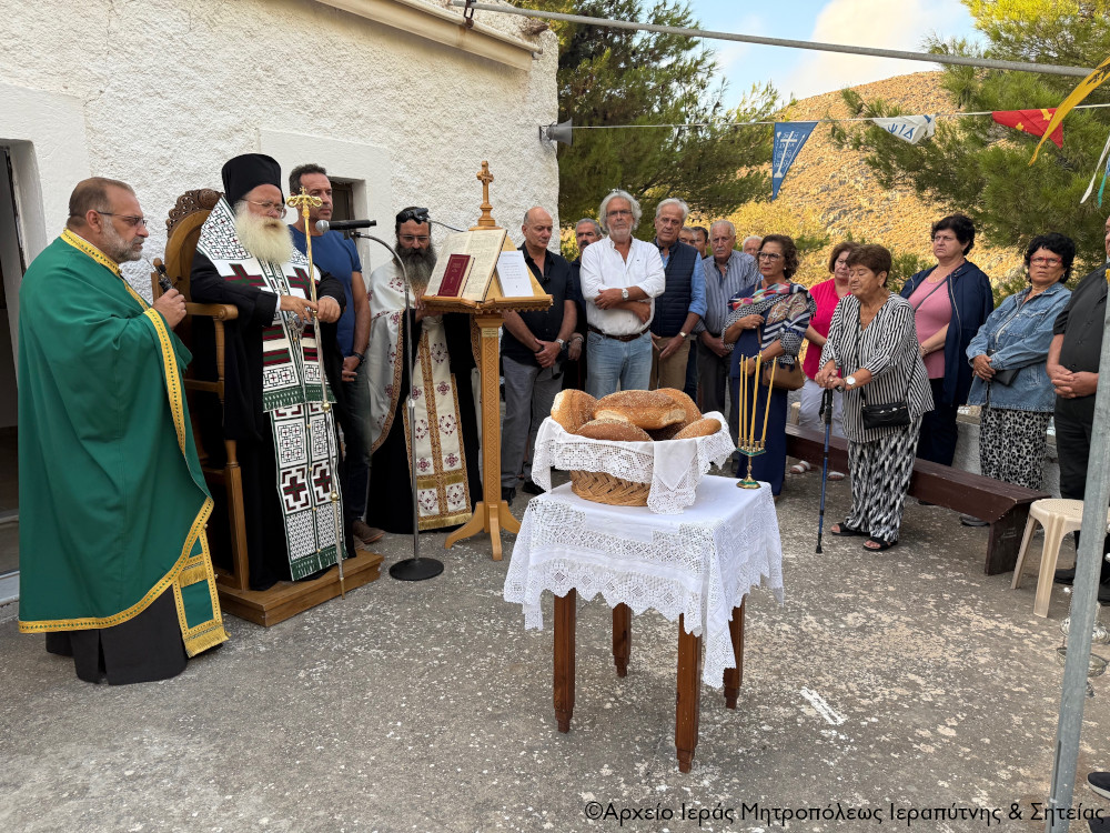 Εσπερινός της εορτής της Υψώσεως του Τιμίου Σταυρού στον ομώνυμο Ιερό Ναό στη θέση «Μονοκαρά» της Ενορίας Τουρλωτής Σητείας