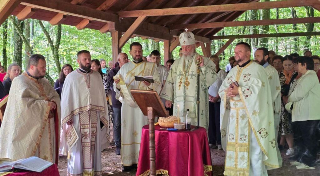 Епископ Кирило служио Литургију на црквишту манастира Бршљанца