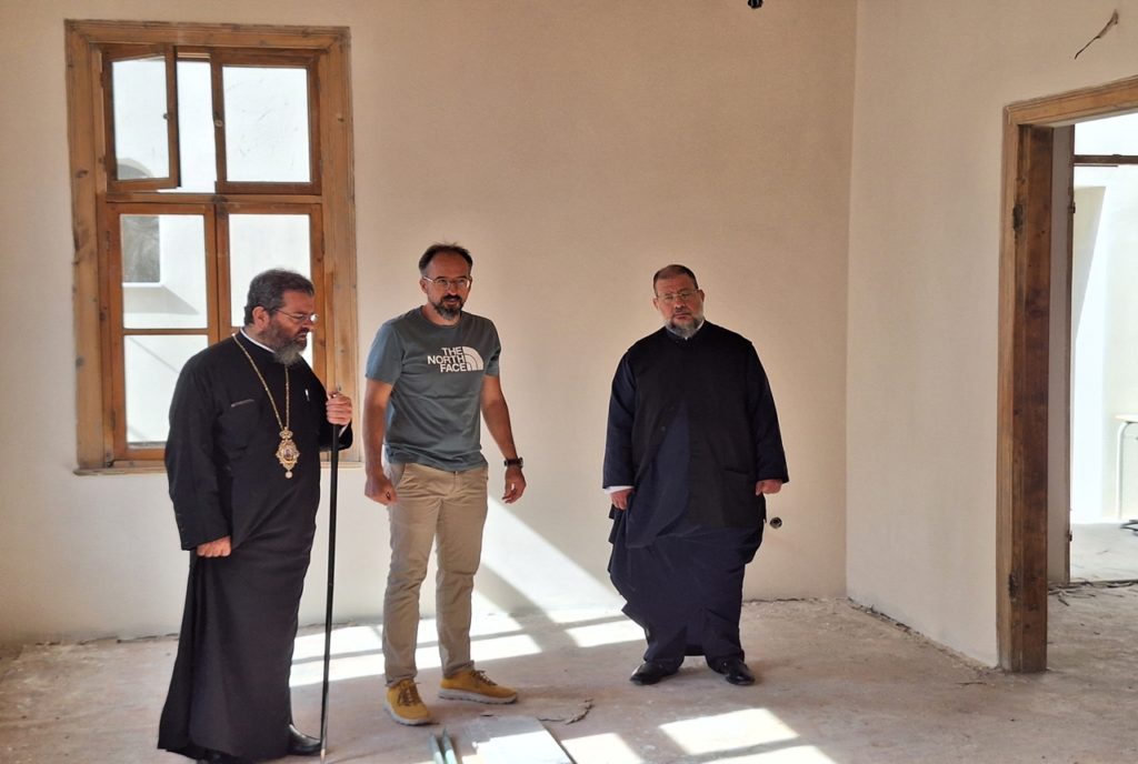 Ο Μαρωνείας Παντελεήμων στο υπό ανακαίνιση κτήριο της παλαιάς Μητρόπολης