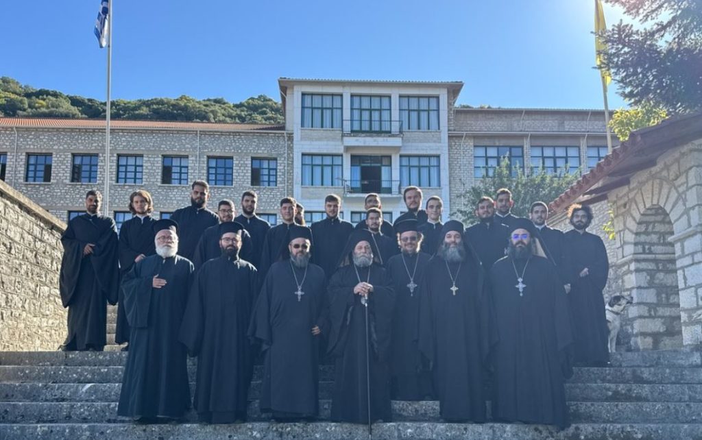 Ι.Μ. Ιωαννίνων: Αγιασμός και η ρασοφορία νεοεισαχθέντων φοιτητών στην ΣΜΥΚ Βελλάς