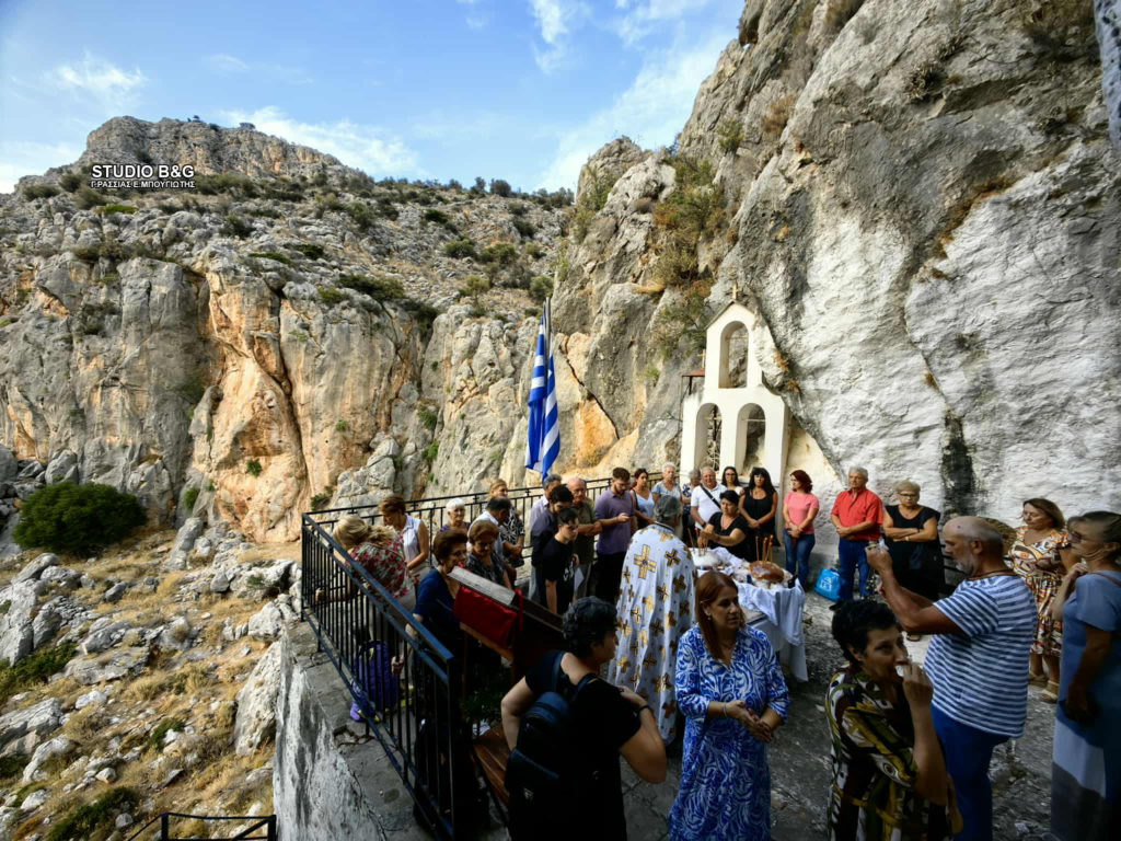 Ναύπλιο: Εορτάζει το εκκλησάκι της Παναγίας που είναι χτισμένο στα βράχια της Καραθώνας