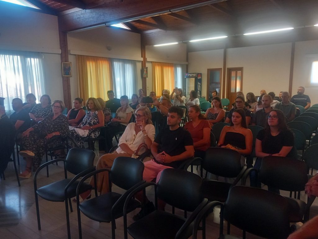 Βράβευση μαθητών που συμμετείχαν σε διαγωνισμό ζωγραφικής και φωτογραφίας της Μητροπόλεως Καλαβρύτων