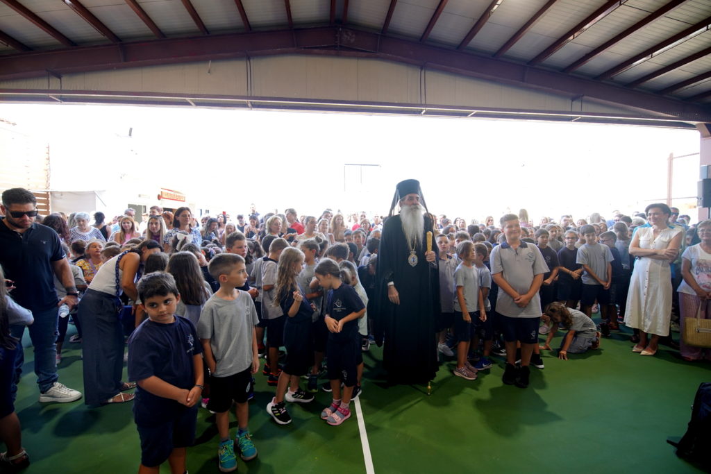 Ο Αγιασμός για την έναρξη της σχολικής χρονιάς στα Εκπαιδευτήρια της Ι.Μ. Πειραιώς, από τον Μητροπολίτη Σεραφείμ