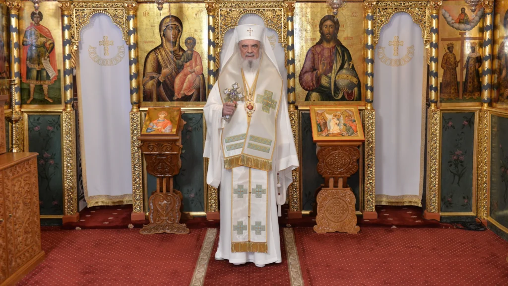 Patriarhul Daniel: Sfânta Cruce ne arată cât de mult a iubit Dumnezeu lumea prin Iisus Hristos