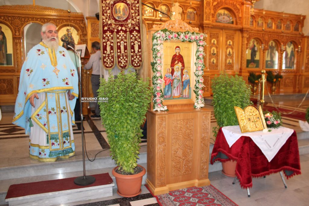 Θεία λειτουργία στο παρεκκλήσιο της Αγίας Σοφίας στο Λυγουριό Αργολίδας