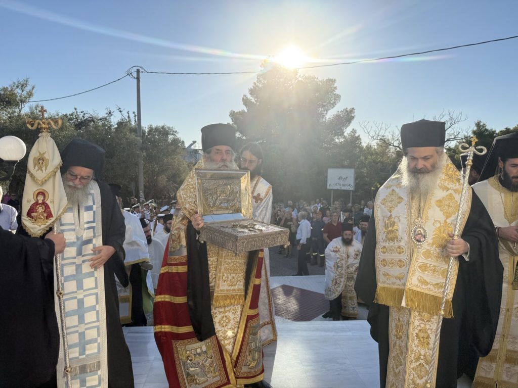 Τίμιο Ξύλο και Άρραφος Χιτώνας του Κυρίου μας στην Ι. Μητρόπολη Πειραιώς
