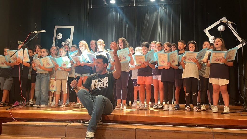 Ο Θοδωρής Φέρρης στην τελική πρόβα με τη χορωδία των Εκπαιδευτηρίων για την μεγάλη Φιλανθρωπική Συναυλία της Ι.Μ. Πειραιώς