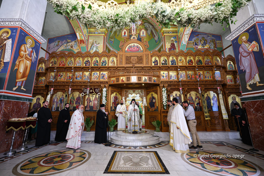 Θεία Λειτουργία ενώπιον του Τιμίου Σταυρού του Μ. Κωνσταντίνου στην Ηλιούπολη Θεσσαλονίκης (ΦΩΤΟ)